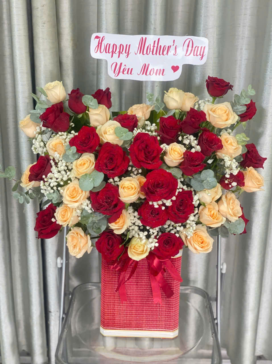 Giỏ Hoa Chúc Mừng  Đỏ Và  Vàng Gà GH61