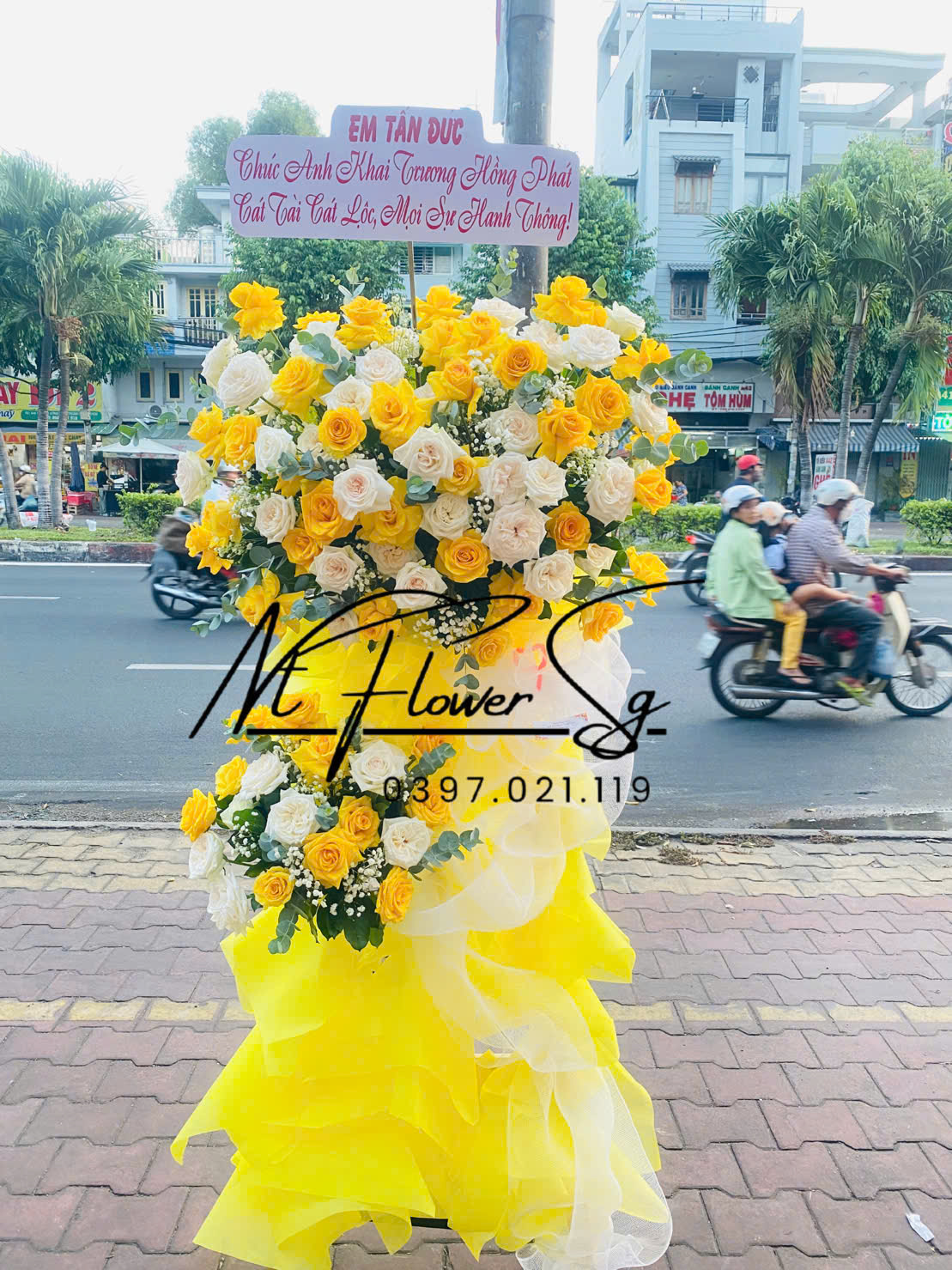 Kệ Hoa Khai Trương Sắc Vàng Trắng KT64