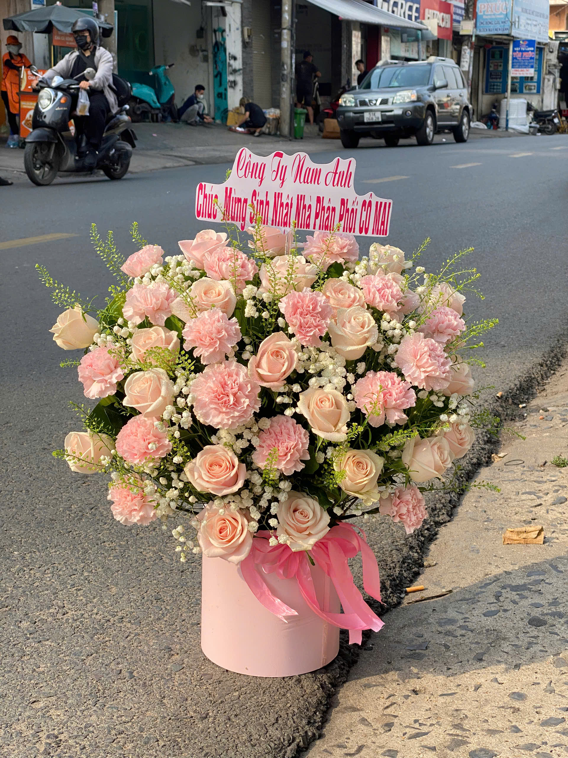 Giỏ Hoa Hồng Kem & Cẩm Chướng 8/3 – Nhẹ Nhàng, Tinh Tế GH36