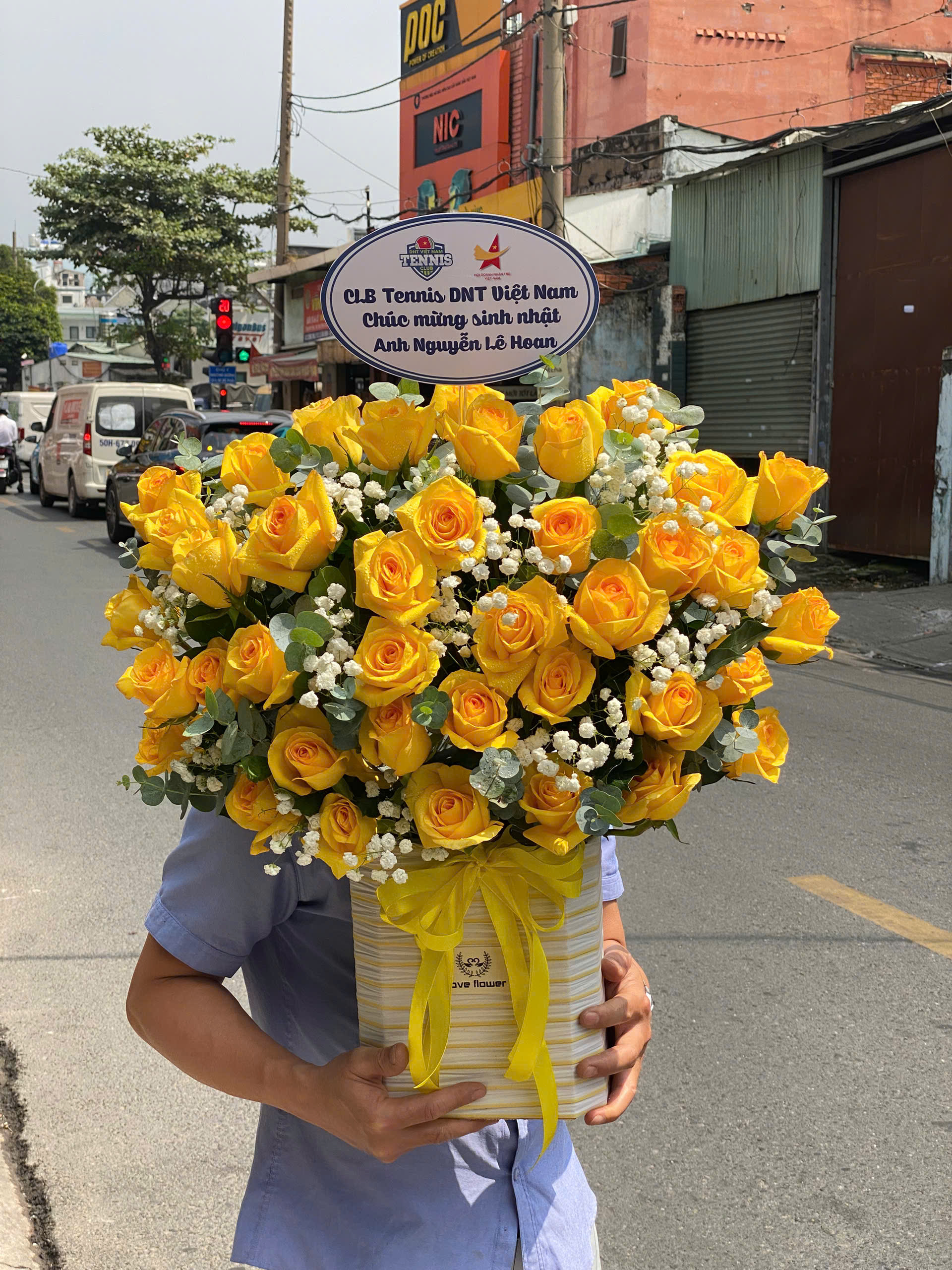  Giỏ Hoa Hồng Vàng 8/3 – Rực Rỡ & Sang Trọng GH37