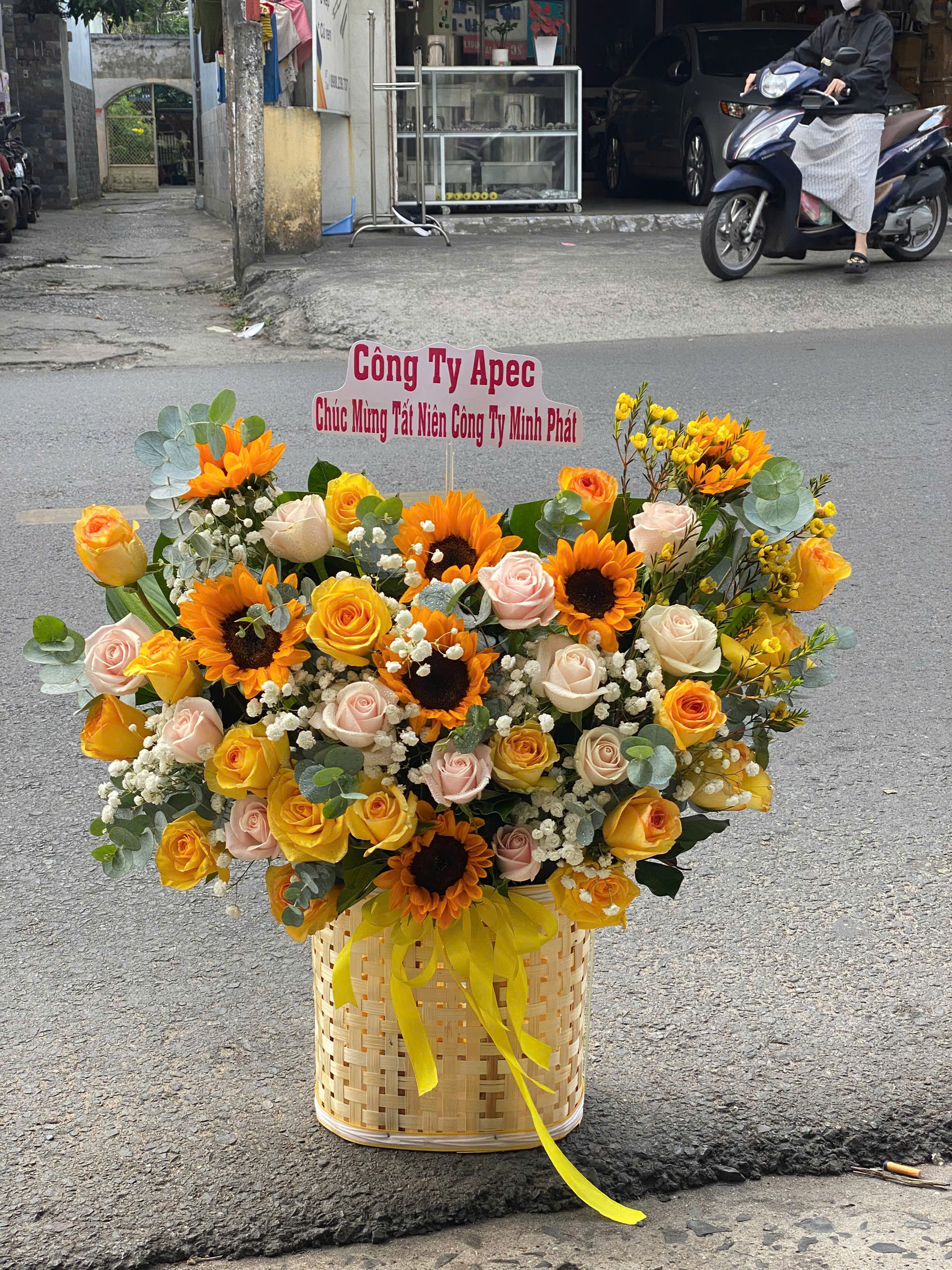 Giỏ Hoa Hướng Dương Mix Hồng Kem 8/3 – Tươi Sáng & Sang Trọng GH38