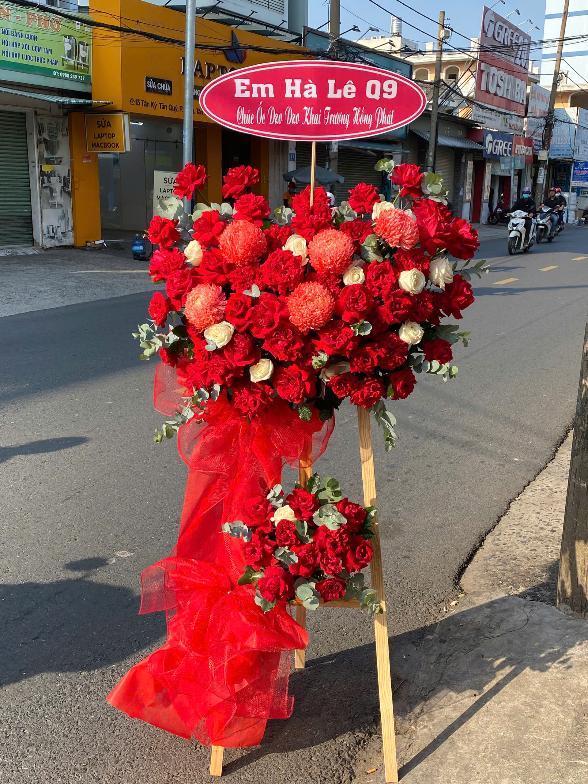 Kệ Hoa Khai Trương Tông Đỏ Nổi Bật KT93