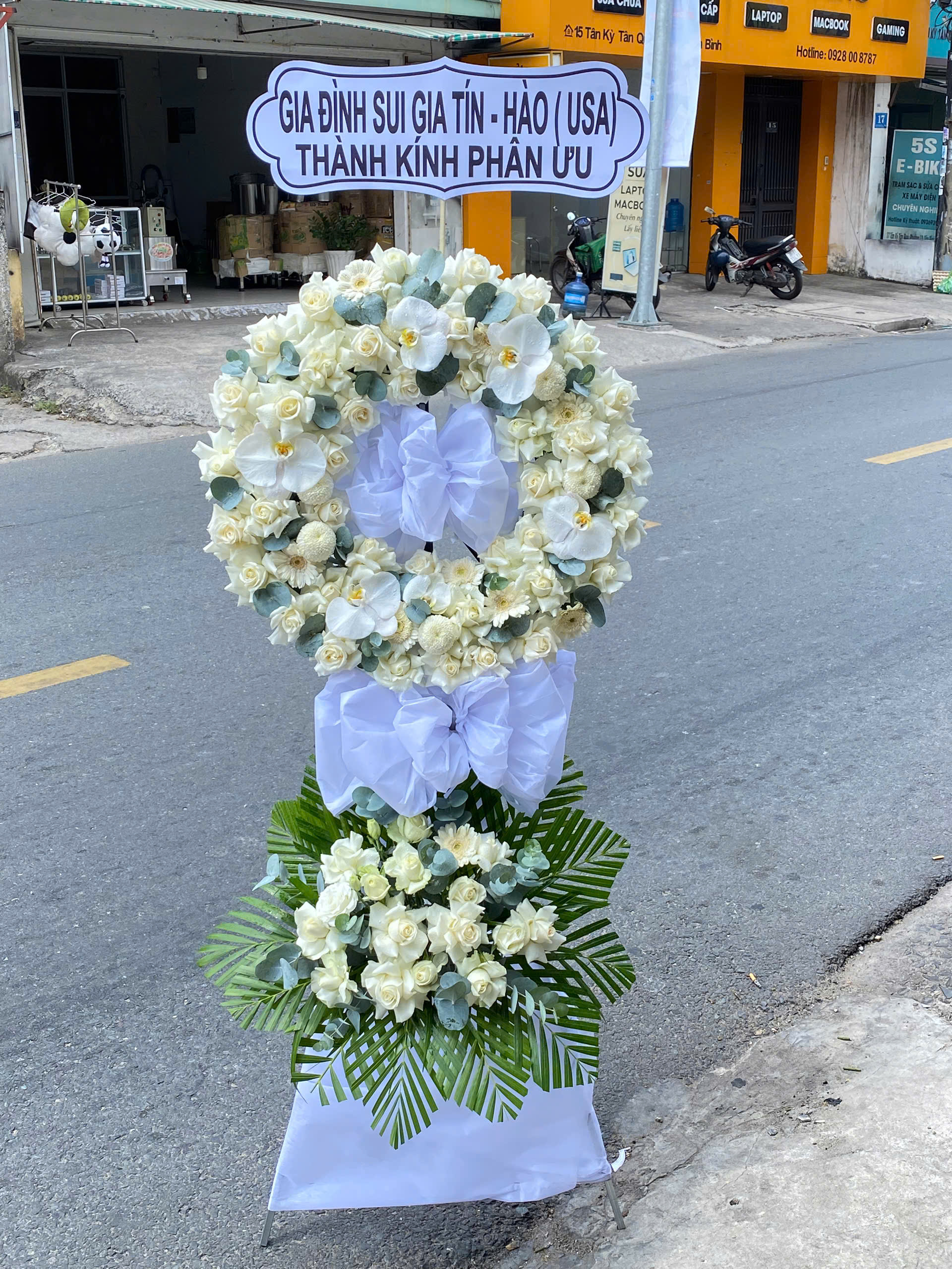 Kệ Hoa Tang Lan Hồ Điệp Trắng – Thành Kính Phân Ưu