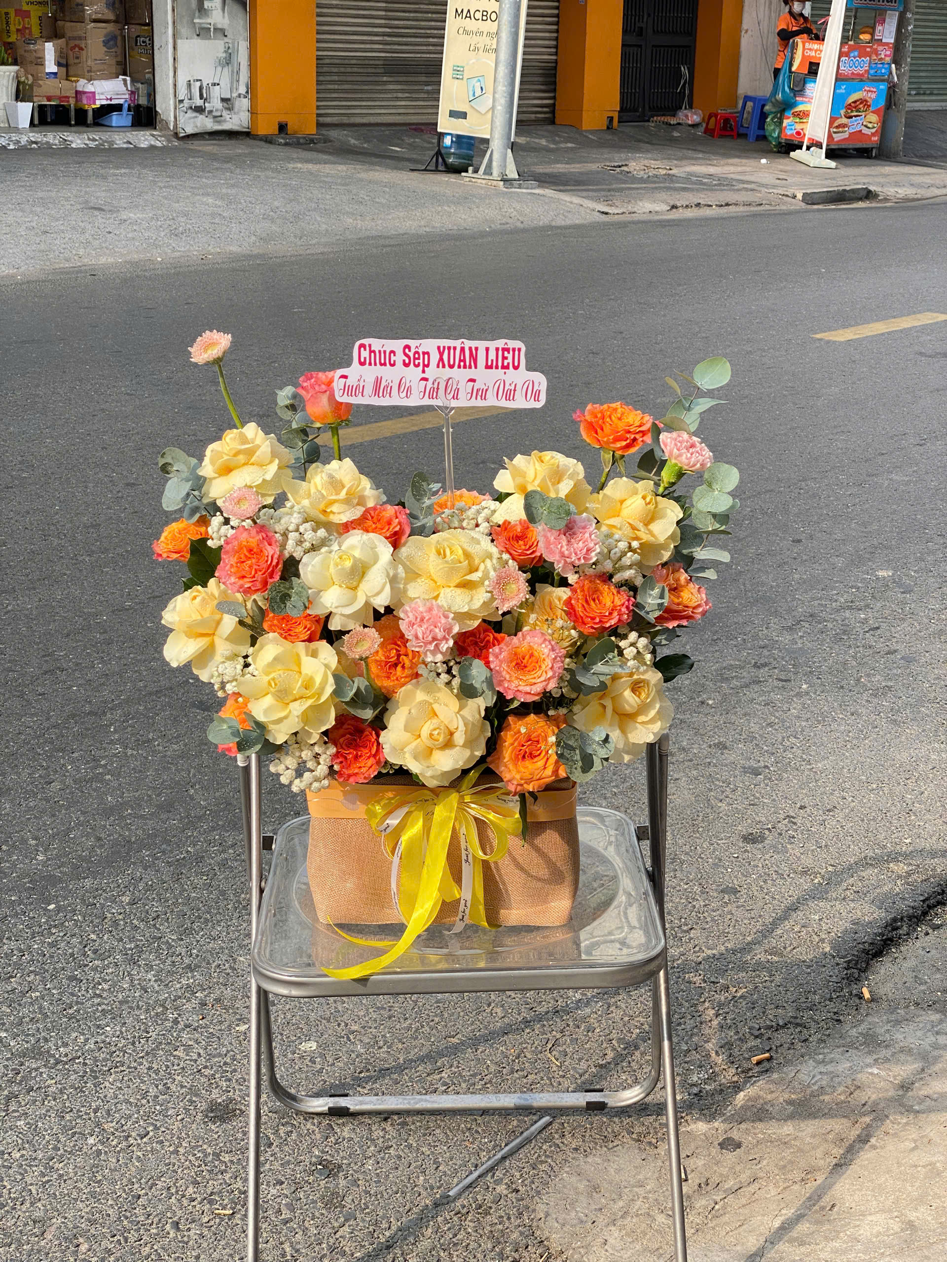  Giỏ Hoa Chúc Mừng Sang Trọng Tone Vàng Cam GH82