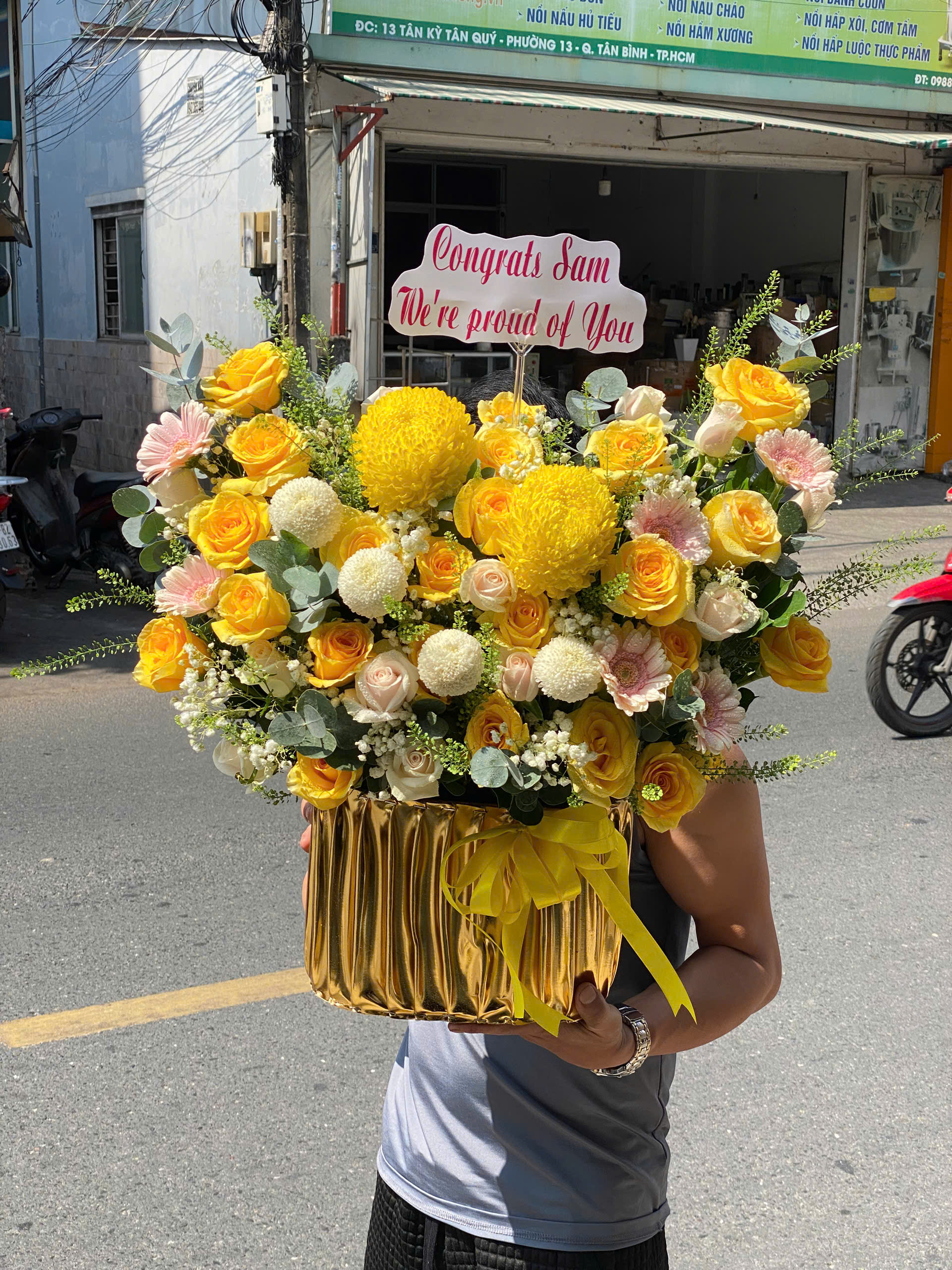  Giỏ hoa chúc mừng tone vàng rực rỡ GH83