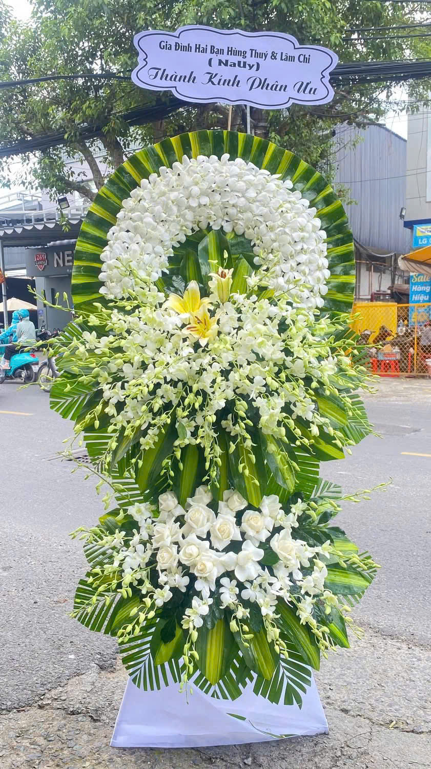 Kệ Hoa Tang Trắng Trang Nghiêm – Gửi Lời Chia Buồn Thành Kính KT129