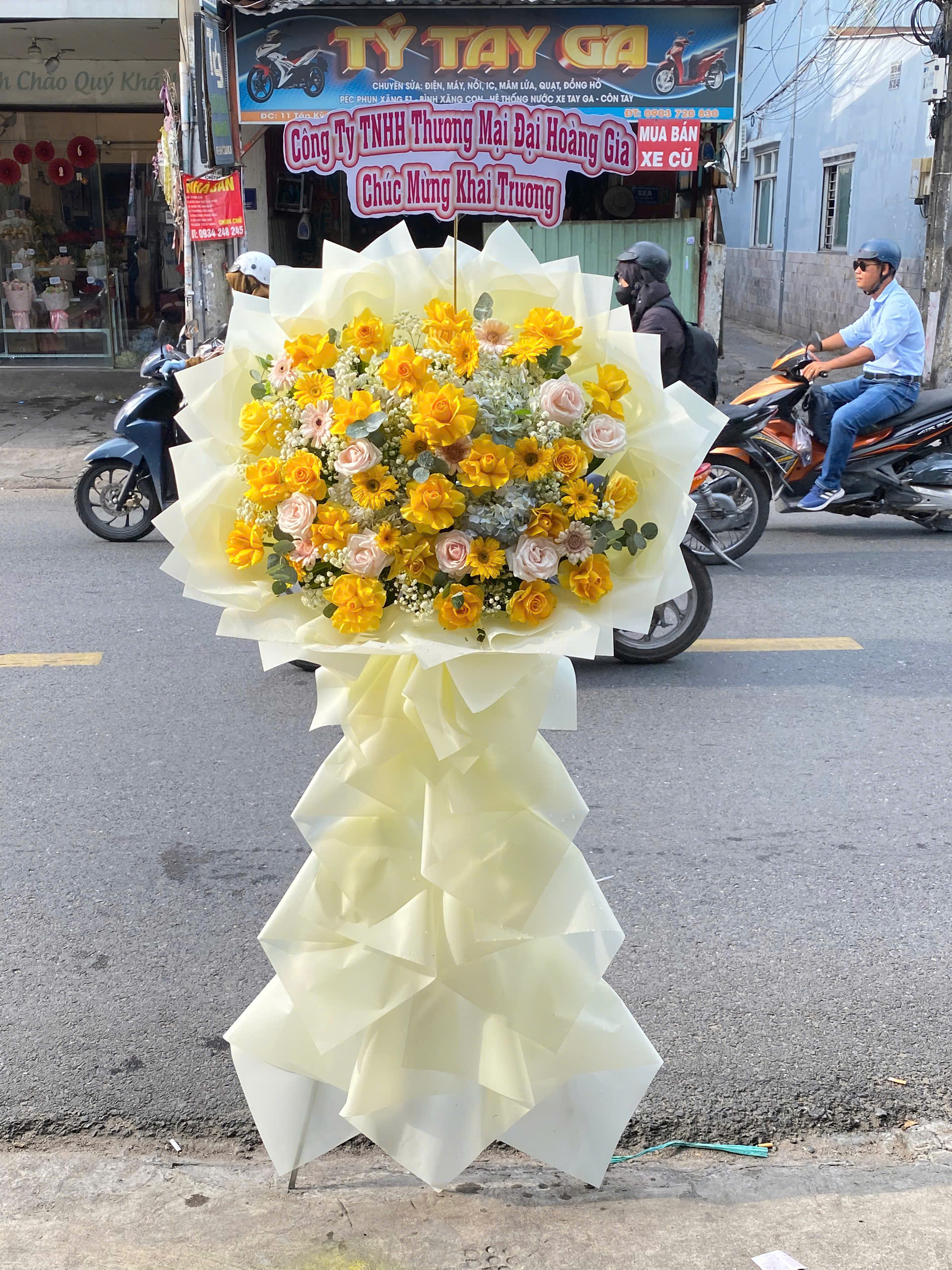 Kệ Hoa Khai Trương Tông Vàng Sang Trọng Gửi Trọn Lời Chúc Thành Công KT97
